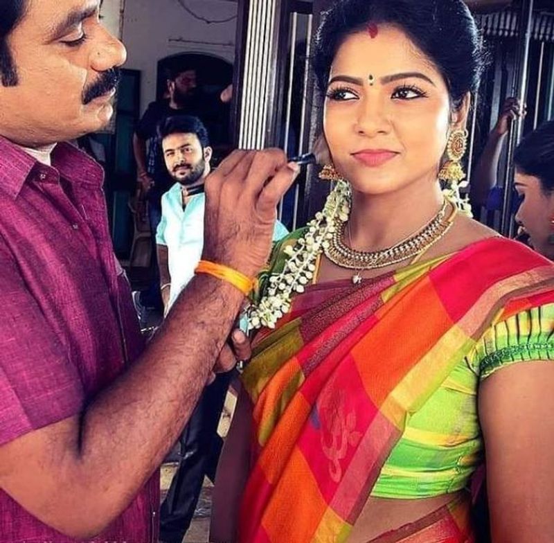 பாண்டியன் ஸ்டோர் நடிகர் எப்படி மேக்அப் போடுறாரு பாருங்க 