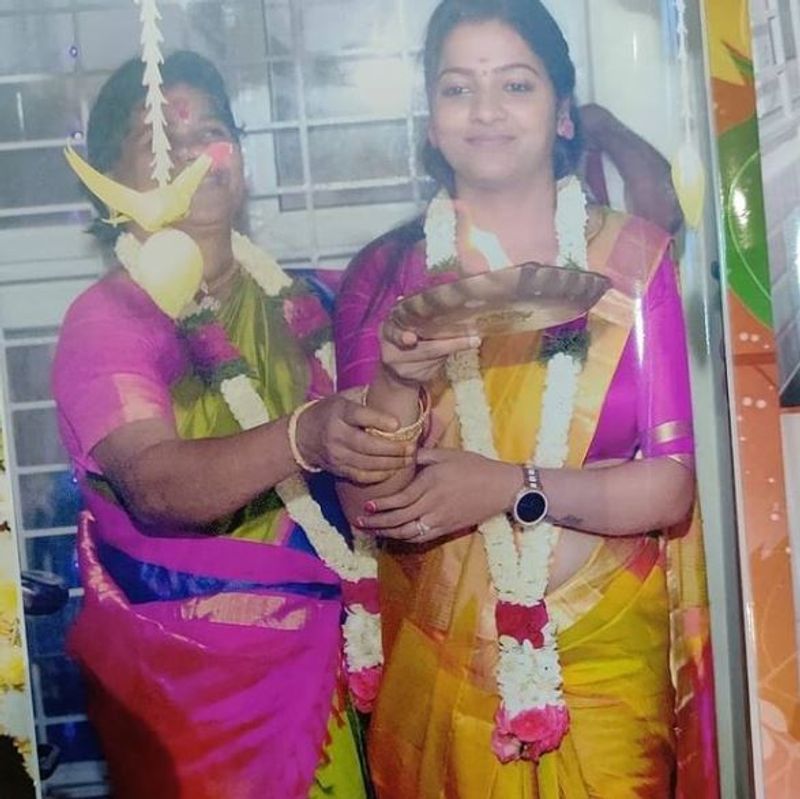வீடு கிரகப்பிரவேசத்தில் போது அம்மாவுடன் சித்ரா 