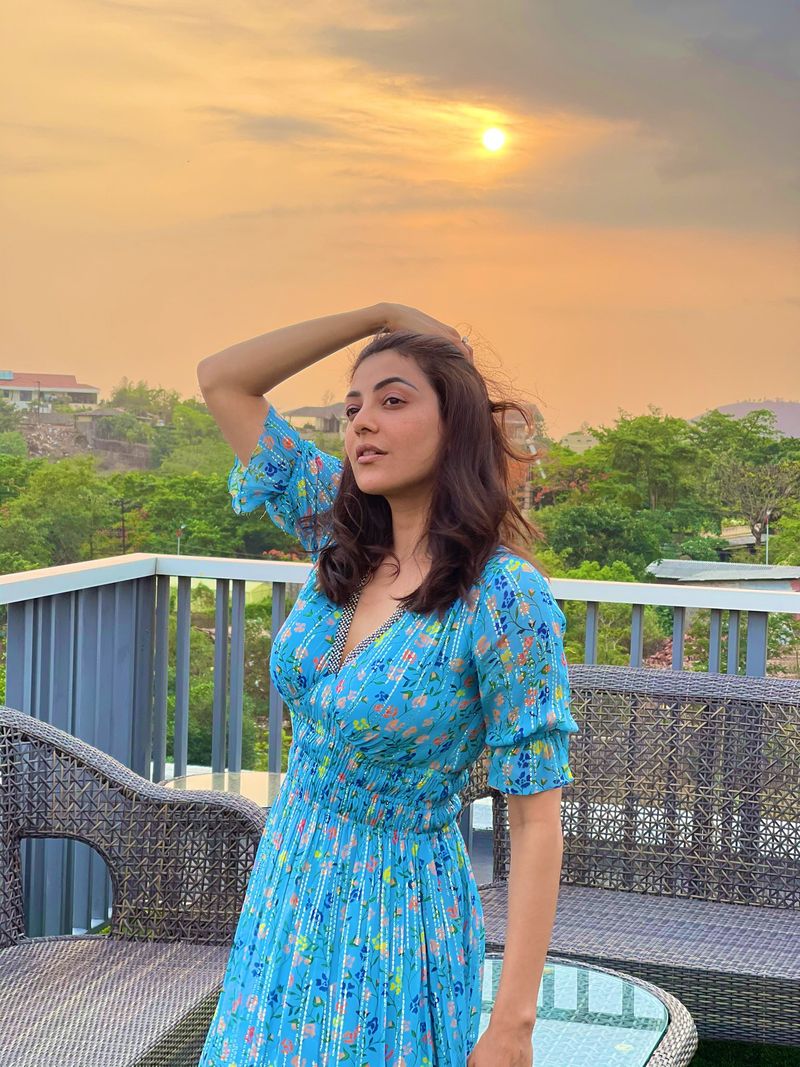 కాజల్ మేకప్ లెస్ ఫోటోలు ఇప్పుడు సోషల్ మీడియాలో వైరల్ గా మారాయి. ఆమె ఫోటోల క్రింద కామెంట్స్ రూపంలో ఫ్యాన్స్ అభిమానం చాటుకుంటున్నారు. కాజల్ క్రేజ్ ఏమిటో కామెంట్స్, లైక్స్ చూస్తే అర్థం అవుతుంది.
