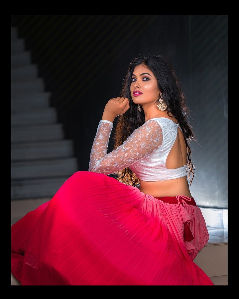 తాజాగా ఈ సన్నజాజి పువ్వు `చందమామ ఆకాశాన్ని తాకే వేళ.. తోక చుక్కలా దివి మెరిసెనేలా? ` అంటూ పింక్ లెహంగా, వైట్ బ్లౌజ్లో విరహాలు పోయింది దివి.