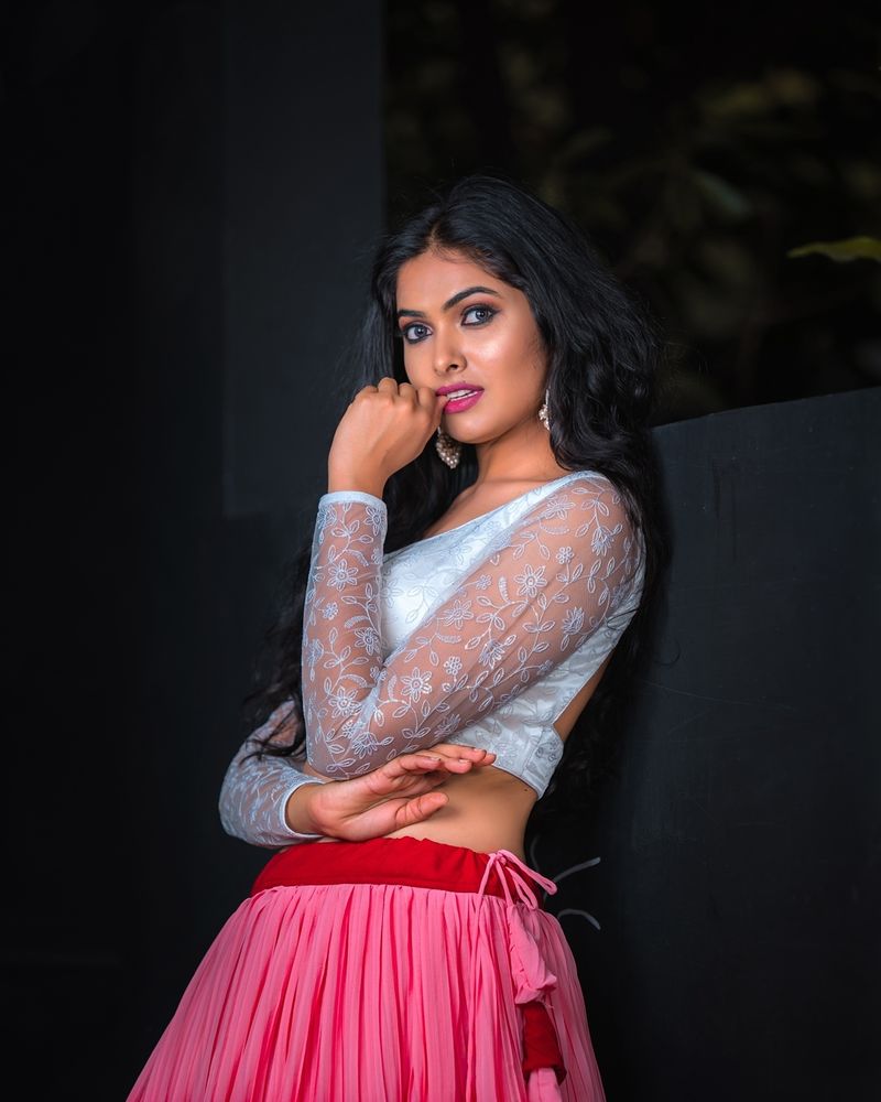 దివి లేటెస్ట్ ఫోటోలు సోషల్ మీడియాలో తెగ హల్చల్ చేస్తున్నాయి. చూడకపోతే చాలా మిస్ అయిపోతారంటూ కొంటెగా గిళ్లుతున్నాయి.