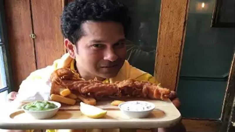 सचिन तेंदुलकर
सचिन तेंदुलकर को खाने का बहुत शौक हैं। उन्हें कीमा पराठे, प्रॉन मसाला, लस्सी, सुशी और साशिमी सहित कई चीजें पसंद हैं। वह अपने किचन में मुंबई का फेमस वड़ा पाव बनाते भी नजर आए थे।
