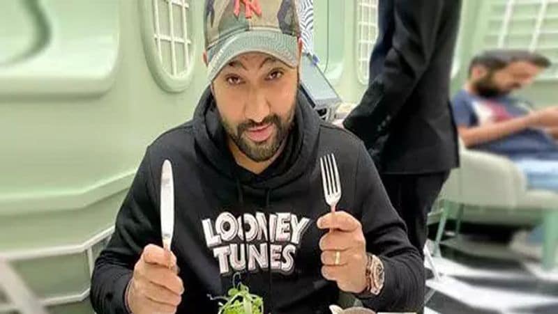 रोहित शर्मा
भारतीय टीम के सलामी बल्लेबाज रोहित शर्मा अपने फिटनेस को लेकर काफी कॉन्शियस रहते हैं। वह एक दिन 24-24 अंडे खा लेते हैं। हालांकि, आलू पराठों के लिए रोहित शर्मा का मन तरसता हैं, क्योंकि उन्हें वह कम खाने को मिलते है।