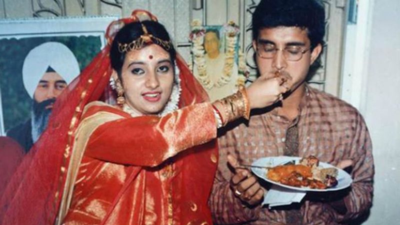 सौरव गांगुली
बीसीसीआई अध्यक्ष सौरव गांगुली को बंगाली खाना बहुत पसंद है। जिसमें उन्हें रॉयल बिरयानी, आलू पोश्तो और चिंगरी माछेर मलाइकारी खाना अच्छा लगता है।