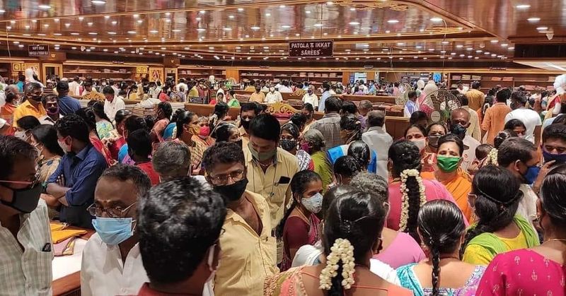 எனவே தமிழகம் முழுவதும் காய்கறி கடைகள், சந்தைகள், மளிகை கடைகள் முன்பு அலைமோதும் மக்கள் கூட்டங்களை காண முடிகிறது. கூட்டம், கூட்டமாக மக்கள் கடைகளில் முண்டியடித்துக் கொண்டு பொருட்களை வாங்கிச் செல்கின்றனர். 