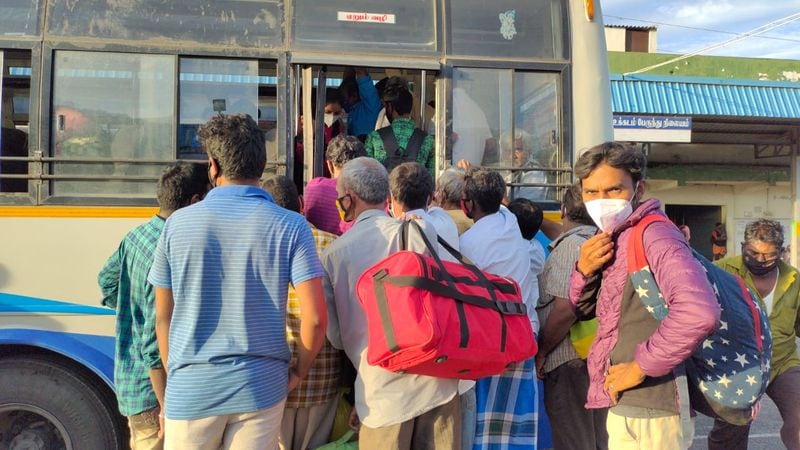 இதனால் ஒரே நேரத்தில் ஆயிரக்கணக்கானோர் கூட்ட நெரிசலில் போட்டி, போட்டு ஊருக்குச் செல்ல முயல்வதும், நகரங்களில் இருந்து பலரும் கிராமங்கள் வரை கொரோனாவை சுமந்து செல்லும் அவலமும் உள்ளது கவலையை அதிகரிக்கச் செய்கிறது. 