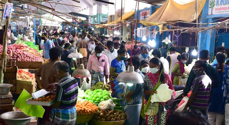 பல இடங்களில் பொதுமக்கள் முகக்கவசம் அணியாமலும், தனி மனித இடைவெளியை பின்பற்றாமலும் இருப்பது கொரோனா தொற்றை அதிகரிக்க வழிவகுக்கும் என அச்சத்தை ஏற்படுத்தியுள்ளது. 
