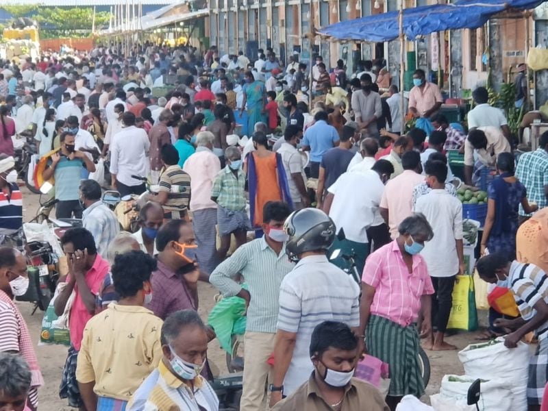 இந்த மாதிரியாக சோசியல் மீடியாவில் வைரலாகி வரும் போட்டோக்களை பார்க்கும் போது கூட கொஞ்சமும் கொரோனா மீதும், உயிர் மீது பயமே இல்லையா? என கேள்வி எழுப்ப தோன்றுகிறது. 