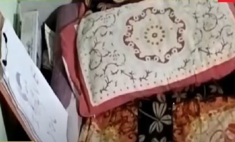 पुलिस ने मौके पर पहुंची तब दरवाजा तोड़कर देखा गया तो विशाखा फंदा से लटकी हुई मिली। वहीं पलंग पर तकिए के नीचे एक स्क्रैच की हुई तस्वीर रखी हुई थी। जिस पर खून से आई लव यू लिखा हुआ था। कान में एयरफोन पर देखकर लग रहा था कि उसने मरने से पहले किसी से फोन पर बात की होगी।