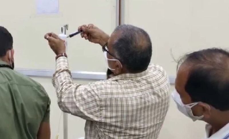 मीडिया से बात करते हुए विधायक कहने लगे कि मैं तो पिछले 40 दिनों से सरथाणा कम्युनिटी हॉल में बने कोविड सेंटर में कोरोना के मरीजों की सेवा करने में लगा हूं। उनको देखने के लिए अक्सर यहां आया करता हूं।
