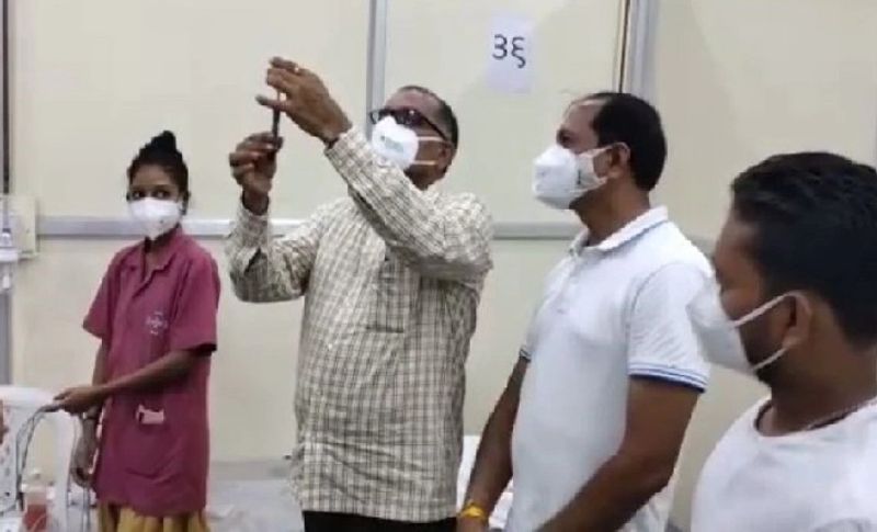 दरअसल, यह सूरत के विधायक वीडी झालावडिया हैं। जो सरथाणा इलाके के एक आइसोलेशन सेंटर का जायजा लेने पहुंचे हुए थे। जहां कोरोना संक्रमित मरीजों का इलाज चल रहा था। इसी दौरान विधायक जी नर्स से सिरिंज ली और उसमें इंजेक्शन से दवा भरकर स्लाइन में डालकर मरीज को खुद ही देने लगे।