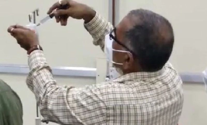 जब उनसे इंजेक्शन लगाने को लेकर सवाल किया तो कहने लगे कि वह तो सिर्फ कोरोना मरीजों को लगाए जाने वाला रेमेडीसीवीर इंजेक्शन मिक्स कर रहा था। ना कि मैंने किसी मरीज को दिया है। मेरे साथ उस समय करीब 10 से 15 मौजदू थे।