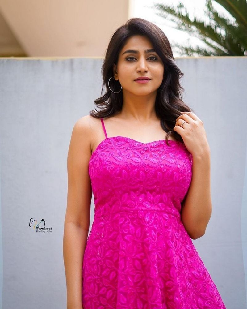 ఈ లేటెస్ట్ గ్లామర్ ఫోటోలు సామాజిక మాధ్యమాల్లో ట్రెండ్ అవుతున్నాయి.