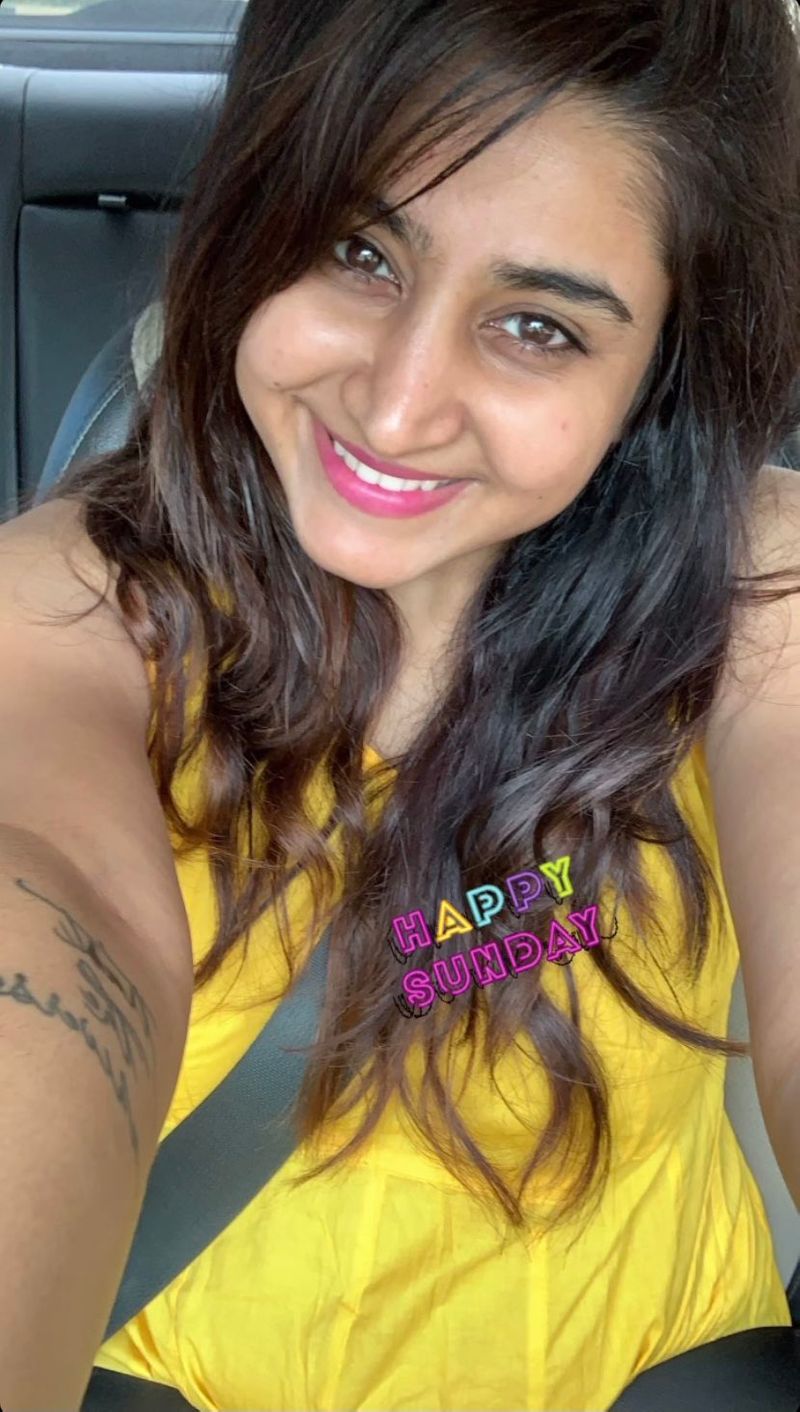 సండే సందర్భంగా ఓ సెల్ఫీ పిక్ ని పంచుకుంది వర్షిణి. ఈ ఫోటో సైతం ఆకట్టుకుంటుంది.