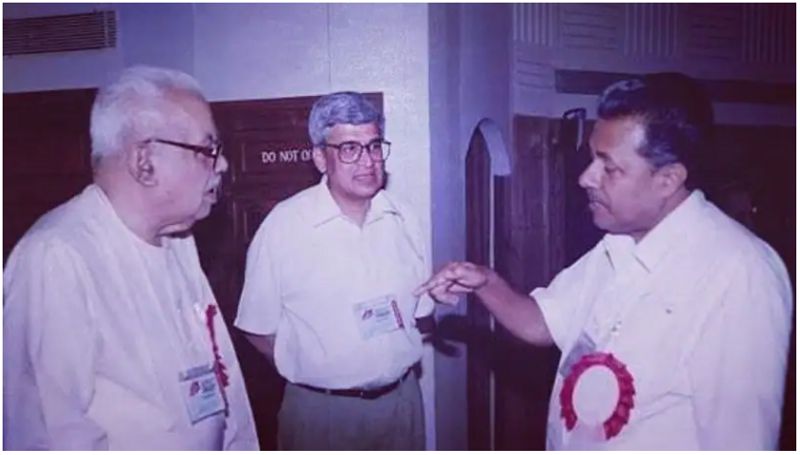 ഇകെ നായനാർക്കും പ്രകാശ് കാരാട്ടിനും ഒപ്പം...