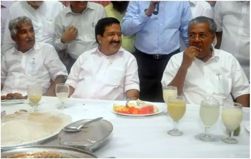 ഉമ്മൻ ചാണ്ടിക്കും രമേശ് ചെന്നിത്തലയ്ക്കും ഒപ്പം...