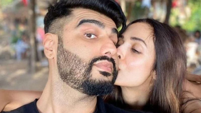 अर्जुन- मलाइका को अक्सर साथ देखा जाता है। कभी वे डिनर के बाद किसी रेस्त्रां के बाहर स्पॉट होते हैं तो कभी वे पब्लिक इवेंट्स में साथ नजर आ जाते हैं। आकाश अंबानी और श्लोका मेहता के प्री-वेडिंग फंक्शन के लिए भी वे साथ-साथ स्विट्ज़रलैंड पहुंचे थे।