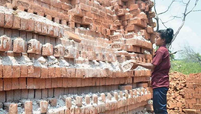సంగీత తండ్రి దూబా సోరెన్కి కంటిచూపు సరిగా లేదు. కూలీ పనిచేసే అన్నకు లాక్డౌన్లో సరిగ్గా పనులు దొరకడం లేదు. దీంతో తల్లితో కలిసి ఇటుకలు మోస్తూ, కుటుంబాన్ని పోషించడానికి తనవంతు సాయం చేస్తోంది సంగీత.