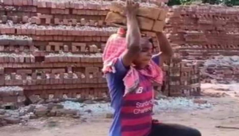 వాస్తవానికి ఫుట్బాల్ క్రీడలో అద్భుతమైన ప్రతిభ చూపిన సంగీతాను ఆర్థికంగా ఆదుకుంటామని జార్ఖండ్ ముఖ్యమంత్రి హేమంత్, రెండేళ్ల కిందట ప్రకటించాడు. అయితే అందరు రాజకీయ నాయకులిచ్చే హామీల్లాగే ఇది కూడా ఉట్టి హామీగానే మిగిలిపోయింది...