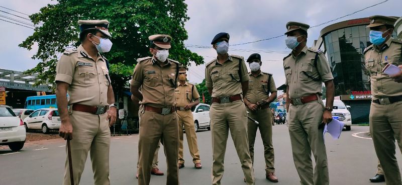 നേരിട്ടുള്ള സമ്പര്ക്കത്തിലൂടെ 3,943 പേര്ക്ക് രോഗം പകര്ന്നതാണ് ഏറെ ആശങ്കയുയര്ത്തുന്നത്. വീടുകളില് ക്വാറന്റീനിലിരിക്കുന്ന രോഗികളുമായി വീട്ടിലെ മറ്റ് അംഗങ്ങള് സംമ്പര്ക്കത്തിലാകുന്നതാണ് രോഗവ്യാപനം വര്ദ്ധിക്കാന് കാരണം. 