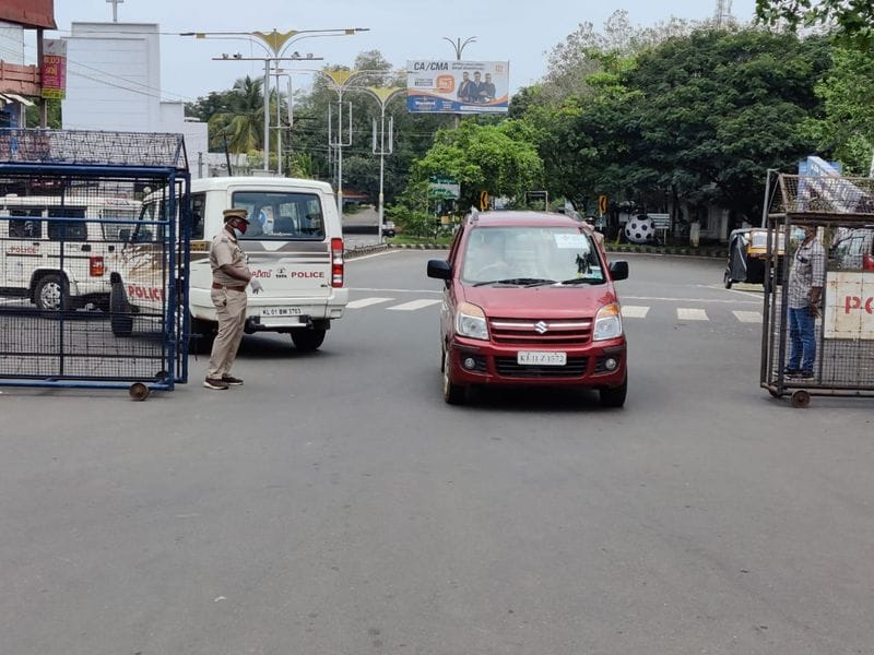 ഇന്നലെ 5,502 പേരാണ് ജില്ലയില് രോഗമുക്തി നേടിയത്. കഴിഞ്ഞ തിങ്കളാഴ്ച്ച തുടങ്ങിയ ട്രിപ്പിള് ലോക്ഡൗണ് ഇന്നും മലപ്പുറത്ത് കര്ശനമായി തുടരും. അടിയന്തര ആവശ്യമുള്ള മെഡിക്കൽ സേവനങ്ങൾ, പത്രം, പാൽ, പെട്രോൾ പമ്പുകൾ, ചരക്ക് വാഹനങ്ങൾ എന്നിവക്ക് മാത്രമേ ഇന്ന് പ്രവര്ത്തനാനുമതി ഉണ്ടാവുകയുള്ളൂവെന്ന് ജില്ലാ കലക്ടർ കെ.ഗോപാലകൃഷ്മൻ അറിയിച്ചു. 