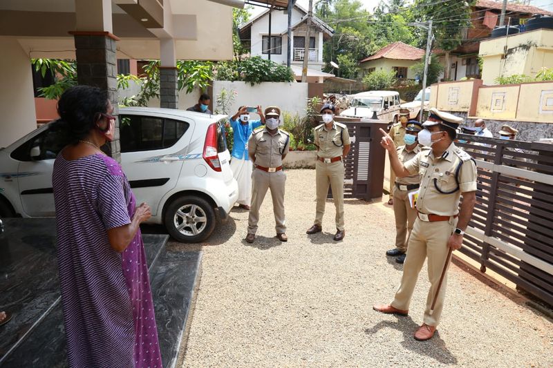 ജില്ലയില് രോഗബാധിതരായി ചികിത്സയിലുള്ളത് 46,112 പേരാണ്. 66,020 പേര് നിരീക്ഷണത്തിലാണ്. ഇന്നലെ 5,502 പേര് രോഗവിമുക്തരായതോടെ ജില്ലയില് കോവിഡ് വിമുക്തരായി സാധാരണ ജീവിതത്തിലേക്ക് തിരിച്ചെത്തിയവരുടെ എണ്ണം 2,15,505 ആയതായി ജില്ലാ മെഡിക്കല് ഓഫീസര് അറിയിച്ചു.