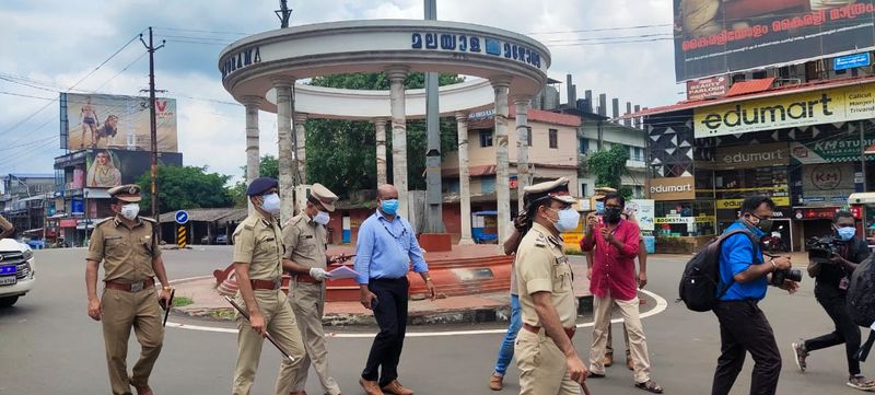 ജില്ലയില് കോവിഡ് ടെസ്റ്റ് പോസിറ്റീവിറ്റി നിരക്ക് ശരാശരി 30 ശതമാനമായി തുടരുകയാണ്. ഇതിന്റെ അപകടാവസ്ഥ തിരിച്ചറിഞ്ഞ് രോഗബാധയേല്ക്കാനുള്ള സാധ്യതയില് നിന്ന് എല്ലാവരും വിട്ടു നില്ക്കണമെന്നും ജില്ലാ മെഡിക്കല് ഓഫീസര് പറഞ്ഞു.