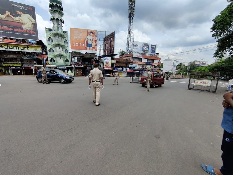 പ്രധാന റോഡുകളിലെ പരിശോധനക്കൊപ്പം ഉള്പ്രദേശങ്ങളിലും ആള്ക്കൂട്ടമൊഴിവാക്കാൻ പൊലീസ് പ്രത്യേക നിരീക്ഷണം തുടങ്ങി. ഡ്രോണുകളും ഇതിനായി ഉപയോഗിക്കുന്നുണ്ട്.