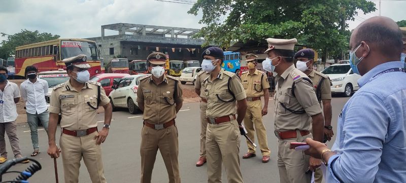 വീടുകളിലും വൈറസ് വ്യാപന സാധ്യത മുന്നിര്ത്തി അതീവ ജാഗ്രത പുലര്ത്തണം. കൃത്യമായ ഇടവേളകളില് കൈകള് കഴുകി വൃത്തിയാക്കണം. രണ്ട് മാസ്കുകളുടെ ശരിയായ ഉപയോഗവും ഉറപ്പാക്കണം. 
