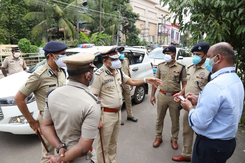  ജില്ലാതല കണ്ട്രോള് സെല്ലില് വിളിച്ച് ലഭിക്കുന്ന നിര്ദേശങ്ങള് പൂര്ണമായും പാലിക്കണമെന്നും ഡിഎംഒ അറിയിച്ചു. ജില്ലാതല കണ്ട്രോള് സെല് നമ്പറുകള്: 0483 2737858, 2737857, 2733251, 2733252, 2733253.
'കൊവിഡ് മഹാമാരിയുടെ രണ്ടാംവരവിന്റെ ഈ കാലത്ത്, എല്ലാവരും മാസ്ക് ധരിച്ചും സാനിറ്റൈസ് ചെയ്തും സാമൂഹ്യ അകലം പാലിച്ചും വാക്സിന് എടുത്തും പ്രതിരോധത്തിന് തയ്യാറാവണമെന്ന് ഏഷ്യാനെറ്റ് ന്യൂസ് അഭ്യര്ത്ഥിക്കുന്നു. ഒന്നിച്ച് നിന്നാല് നമുക്ക് ഈ മഹാമാരിയെ തോല്പ്പിക്കാനാവും.' #BreakTheChain #ANCares #IndiaFightsCorona
