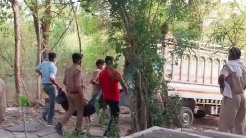 मीडिया रिपोर्ट्स के मुताबिक मृतक के छोटे भाई राजेंद्र सिंह यादव ने कहा है कि बच्चों के सिर पर चोटों के निशान थे और रईस का गला कटा हुआ था। पूरा परिवार एक साथ रहता है ऐसी कोई दिक्कत नहीं थी।यह घटना क्यों और कैसे हुई किसी को कुछ समझ नहीं आ रहा है।