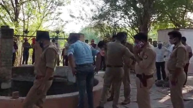 पुलिस का कहना है कि सिरधरपुरा मोहल्ला निवासी रहीस यादव (42) शराब पीने का आदी था। जिसे लेकर उसका पत्नी के साथ झगड़ा होता था। शनिवार की दोपहर पत्नी से कहकर गया कि वह बेटे हर्ष (12) और अंश (9) को बाजार में कपड़े दिलाने जा रहा है। लेकिन, देर रात तक कहीं कोई पता नहीं चल सका।
