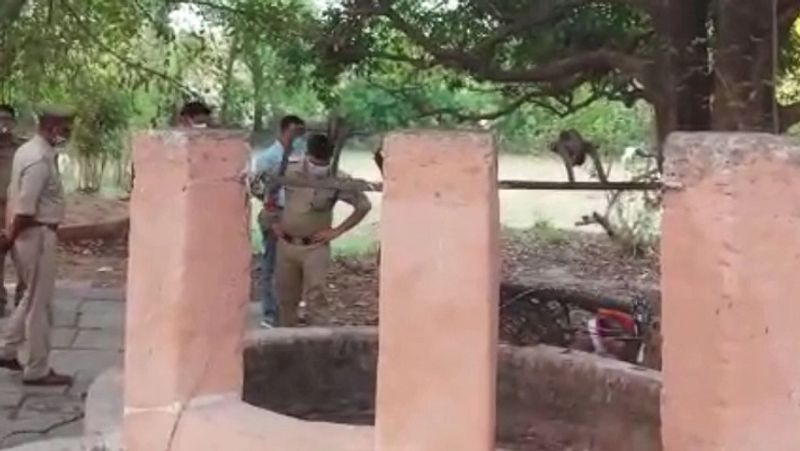 सुबह कुछ लोगों को देखा कि लाड़गंज स्थित केदारनाथ मंदिर पर बने कुएं पर टूटी ईंट पड़ी थी। खून के निशान थे फिर लोगों ने कुएं के अंदर देखा कि तीन शव दिखाई दिए। ऐसी आशंका जताई जा रही है कि शख्स ने पहले अपने दोनों बेटों की हत्या की फिर खुदकुशी की। 