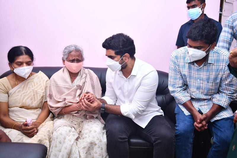 విశాఖపట్నం: ఆంధ్రప్రదేశ్ లో అంబేద్కర్ గారి రాజ్యాంగం అమలు కావడం లేదని... రాజారెడ్డి రాజ్యాంగం అమలవుతోందని టిడిపి జాతీయ ప్రధాన కార్యదర్శి నారా లోకేష్ మండిపడ్డారు. రాష్ట్రంలో దళితులకు రక్షణ లేకుండా పోయిందని....జగన్ రెడ్డి దళితులను, దళిత మేధావులను వెంటాడి, వేధించి చంపేస్తున్నాడని ఆందోళన వ్యక్తం చేశారు.