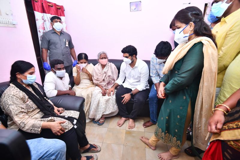 ఇటీవల హటాత్తుగా చనిపోయిన డాక్టర్ సుధాకర్ కుటుంబాన్ని లోకేష్ పరామర్శించారు. ఈ సందర్భంగా ఆయన మాట్లాడుతూ... సీఎం జగన్ రెడ్డి ఓ శాడిస్ట్ అని మండిపడ్డారు. దళితులని వేధించి చంపి రాక్షస ఆనందం పొందే వాడిని శాడిస్ట్ అనే అంటారని మండిపడ్డారు.