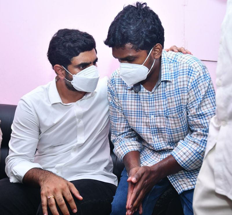 జగన్ ను శాడిస్ట్ అని కోపంతో అనడం లేదని... రాష్ట్రంలో జరిగిన కొన్ని సంఘటనలను పరిశీలిస్తే ఆయన సీఎం జగన్ రెడ్డో...శాడిస్ట్ జగన్ రెడ్డో తేలిపోతుందన్నారు. దళిత డాక్టర్ సుధాకర్ ది ముమ్మాటికీ ప్రభుత్వ హత్యేనని లోకేష్ ఆరోపించారు. ఎంతో మంది ప్రాణాలు కాపాడిన గొప్ప డాక్టర్ ని శాడిస్ట్ జగన్ రెడ్డి బలితీసుకున్నాడని మండిపడ్డారు.