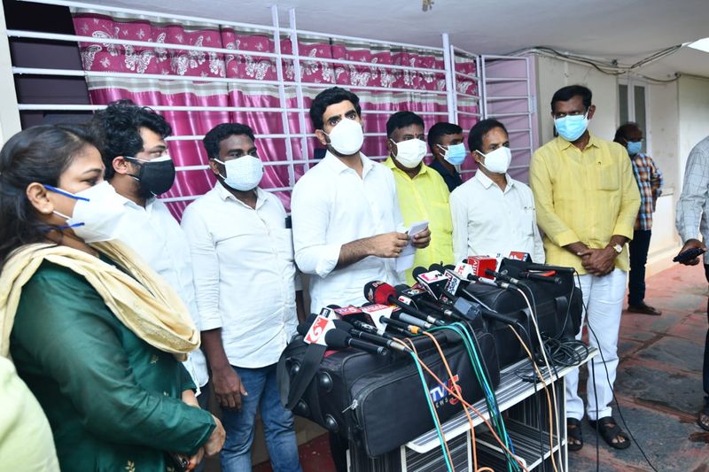 డాక్టర్ సుధాకర్ కేవలం మాస్క్ ఇవ్వమని అడిగినందుకు ఈ శాడిస్ట్ ప్రభుత్వం కక్ష కట్టిందని...నడి రోడ్డుపై పడేసి చేతులు వెనక్కి విరిచి వేధించారని గుర్తుచేశారు. ఓ డాక్టర్ ను పిచ్చోడనే ముద్ర వేశారన్నారు. ఆసుపత్రి లో ఉన్న లోపాలు బయటపెట్టినందుకే స్థానిక ఎమ్మెల్యే తనని టార్గెట్ చేసారని డాక్టర్ సుధాకర్ చెప్పారన్నారు.