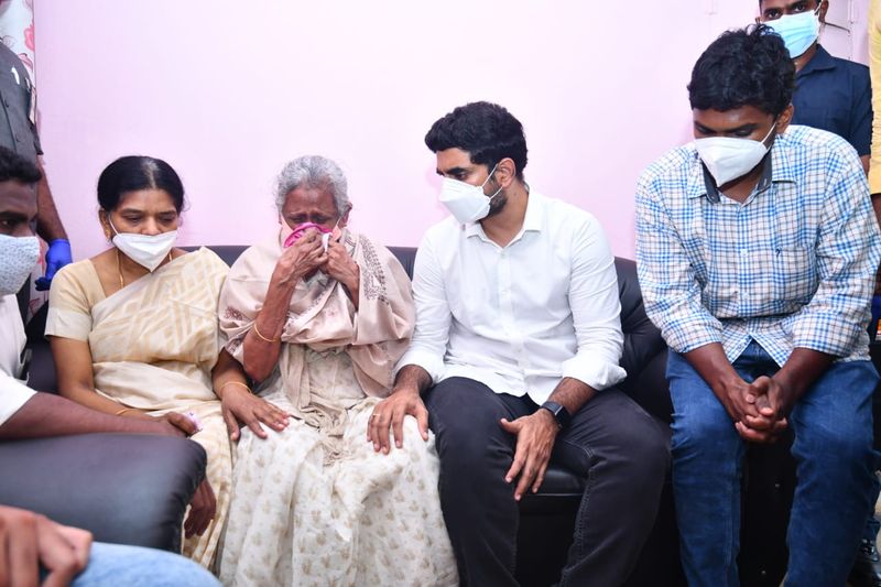 డాక్టర్ సుధాకర్ విషయంలో ప్రభుత్వం, పోలీసులు వ్యవహరించిన తీరుని వివరిస్తూ తెలుగు మహిళా అధ్యక్షురాలు అనిత రాసిన లేఖను హైకోర్టు సుమోటోగా విచారణకు స్వీకరించిందని గుర్తుచేశారు. ఆయన మానసిక స్థితి పై ప్రభుత్వం ఇచ్చిన తప్పుడు నివేదికలపై న్యాయస్థానం ఆగ్రహం వ్యక్తం చేసి సీబీఐ దర్యాప్తు కి ఆదేశించిందన్నారు. అయినా ఈ శాడిస్ట్ జగన్ రెడ్డి డాక్టర్ ని ప్రశాంతగా ఉండనివ్వలేదని... మంత్రులు నేరుగా బెదిరింపులకు దిగారని ఆవేదన వ్యక్తం చేశారు. తప్పు ఒప్పుకుంటే ఉద్యోగం ఉంటుందని... లేకపోతే ఇబ్బందులు తప్పవు అని బెదిరించారని లోకేష్ పేర్కొన్నారు.