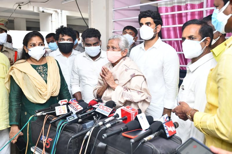 ''డాక్టర్ సుధాకర్ కుటుంబానికి టిడిపి అండగా ఉంటుంది. ప్రభుత్వం తక్షణమే ఆయన కుటుంబానికి న్యాయం చెయ్యాలి. ఇది ముమ్మాటికీ ప్రభుత్వ హత్యే కాబట్టి కోటి రూపాయిలు ఆర్థిక సహాయం కుటుంబానికి ప్రభుత్వం అందజేయ్యాలి'' అని లోకేష్ డిమాండ్ చేశారు.