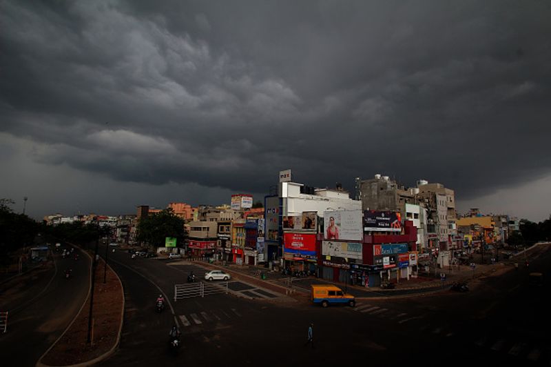 ചുഴലിക്കാറ്റിന് മുന്നോടിയായി കിഴക്കൻ തീരത്തുള്ള സംസ്ഥാനങ്ങൾക്ക് കേന്ദ്രം ജാഗ്രതാ നിർദ്ദേശം നൽകി. ചുഴലിക്കാറ്റ് തീരം തൊടുന്ന ഇടങ്ങളിലേക്ക് സൈന്യം കൂടുതൽ സംഘത്തെ നിയോഗിച്ചു. ദുരന്തനിവാരണ സേനയുടെ 75 സംഘങ്ങളെ ഇവിടെ വിന്യസിച്ചു.( ചിത്രം: യാസ് ചുഴലിക്കാറ്റിന് മുന്നോടിയായി കഴിഞ്ഞ ദിവസം ഓഡീസയില് ഉരുണ്ടുകൂടിയ മഴ മേഘങ്ങള്. ഗെറ്റി.)