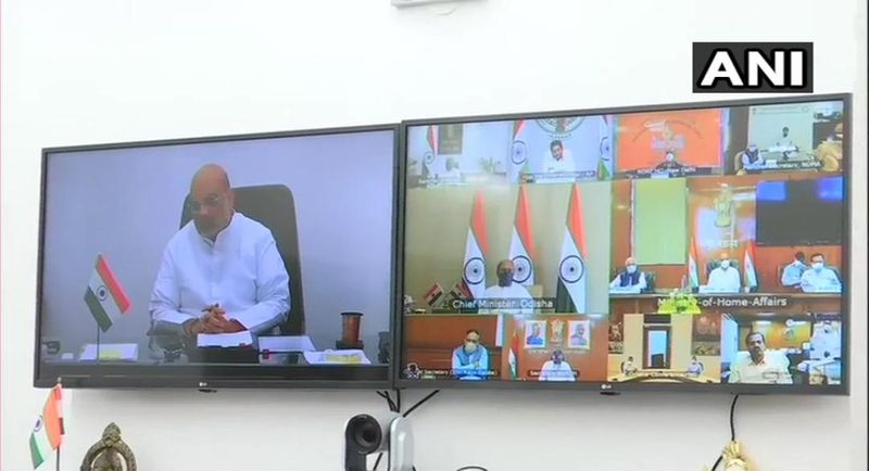 നാവിക സേനയുടെ നാല് കപ്പലുകൾക്ക് രക്ഷപ്രവർത്തനത്തിന് തയ്യാറായിരിക്കാൻ നിർദ്ദേശം നല്കി. കോസ്റ്റ് ഗാർഡിന്റെ നേത്യത്വത്തിലും പ്രവർത്തനങ്ങൾ പുരോഗമിക്കുകയാണ്. യാസിന്റെ സഞ്ചാര പാതയിലുള്ള സംസ്ഥാനങ്ങളുമായി ആഭ്യന്തരമന്ത്രി അമിത് ഷാ ചര്ച്ച നടത്തി.(ആഭ്യന്തരമന്ത്രി അമിത് ഷാ സംസ്ഥാന മുഖ്യമന്ത്രിമാരുമായി യാസ് ചുഴലിക്കാറ്റിന് മുമ്പ് സ്ഥിതിഗതികള് വിലയിരുത്തുന്നു. ;ചിത്രം എഎന്ഐ)