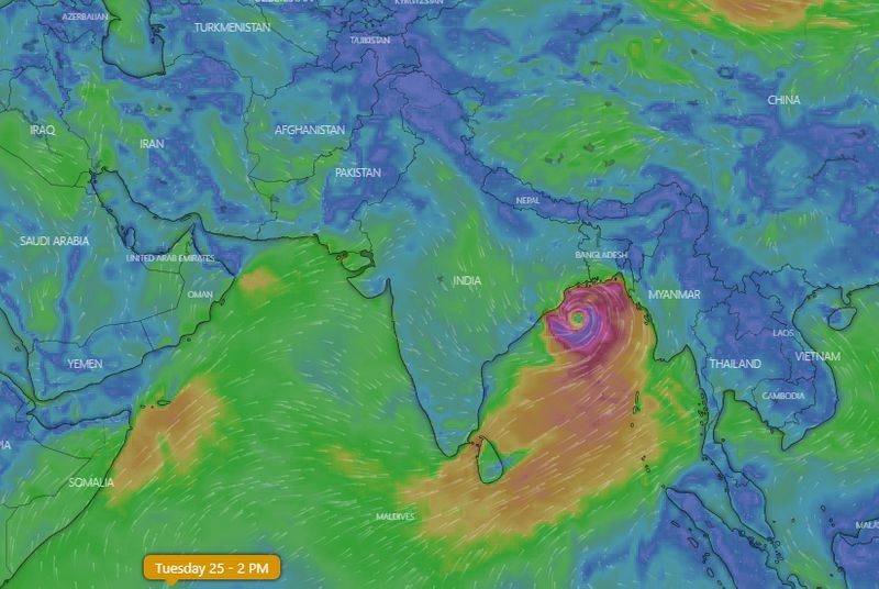 പശ്ചിമബംഗാൾ മുഖ്യമന്ത്രി മമതാ ബാനർജി, ഒഡീഷ മുഖ്യമന്ത്രി നവീൻ പട്നായിക് എന്നിവരും സ്ഥിതി വിലയിരുത്തി. ന്യൂനമർദ്ദത്തിന്റെ പ്രഭാവത്തിൽ കേരളത്തിൽ തിരുവനന്തപുരം അടക്കം തെക്കൻ ജില്ലകളിൽ മഴ തുടരും. കേരളത്തിലേക്കുള്ള കാലവർഷത്തിന്റെ വരവും കൂടിയാകുന്നതോടെ വരും ദിവസങ്ങളിലും മഴയുണ്ടാകുമെന്നാണ് കാലാവസ്ഥാ മുന്നറിയിപ്പ്.(ചിത്രം വിന്ഡി ഡോട്ട് കോമില് നിന്ന് )
