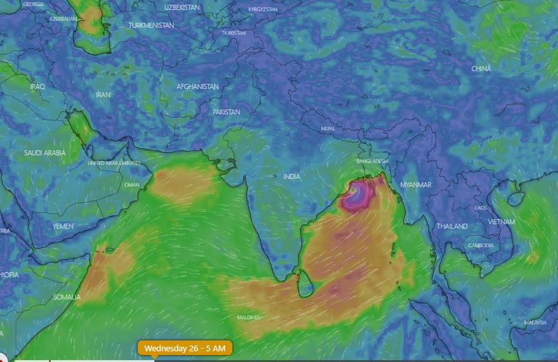 കാലവർഷം കേരളത്തിലേക്കെത്തുന്നതും, യാസ് ചുഴലിക്കാറ്റിന് മുന്നോടിയായുള്ള ന്യൂനമർദവും ചേർന്ന് മധ്യ കേരളത്തിനും തെക്കൻ കേരളത്തിനുമിടയിൽ മഴ തുടരും. അതേസമയം ടൗട്ടേ ചുഴലിക്കാറ്റ് സമയത്തേത് പോലെ അതിതീവ്ര മഴമുന്നറിയിപ്പ് നിലവിൽ ഇല്ല.(ചിത്രം വിന്ഡി ഡോട്ട് കോമില് നിന്ന് )
