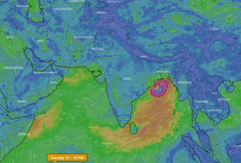 না, বিষয়টা রাতের ঘুম কেড়ে নিলেও তা আমফানের স্মৃতি ফেরাবে না। বরং বলা চলে এটা ফণীর স্মৃতি বেশ কিছুটা ফেরাচ্ছে। কীভাবে! শেষ মুহূর্তে এসে পাল্টে গেল গতিপথ।