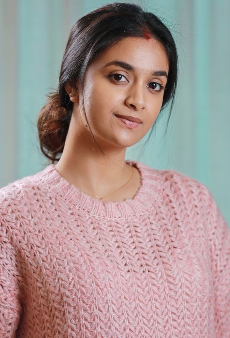 ఈ నేపథ్యంలో ఆదివారం కీర్తిసురేష్ సైతం ఫస్ట్ డోస్ వ్యాక్సినేషన్ పూర్తయ్యిందని, మీరు కూడా వ్యాక్సిన్ వేయించుకోవాలని రిక్వెస్ట్ చేసింది. అయితే ఇందులో ఆమెకి నర్స్ వ్యాక్సిన్ ఇస్తున్నప్పుడు ఇంజిక్షన్ కనిపించకుండా ఫోటో దిగింది.