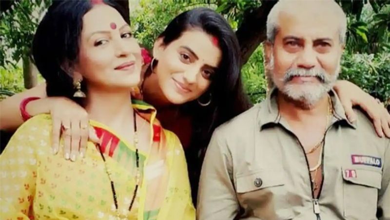 वहीं, अक्षरा सिंह के ऊपर भी अपने पेरेंट्स का असर हुआ और यही वजह है कि वो भी इसी फील्ड में आ गईं। एक इंटरव्यू में अक्षरा ने कहा था- मेरी परवरिश थियेटर बैकग्राउंड में हुई है। मेरे मम्मी-पापा दोनों ही काम कर रहे थे एनएसडी में। थियेटर करते ही उनके दिन गुजरे। जब आप उस तरह के माहौल में पले-बढ़े हैं तो आप खुद भी एक एक्टर ही हैं। एक्टिंग और म्यूजिक मेरी नस-नस में है। 