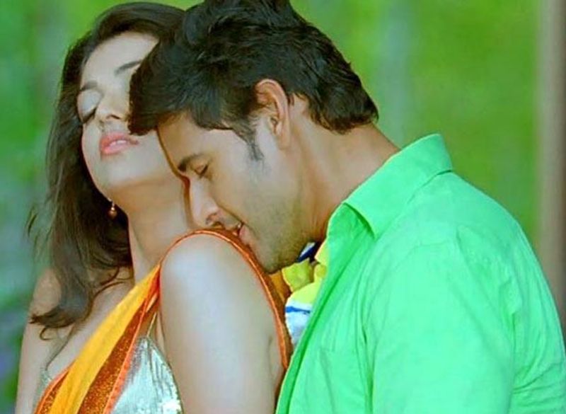 అప్పుడు ఆయా సన్నివేశాల అంతగా పండాయో లేదో తెలియదుగానీ, ఇప్పుడు మాత్రం వీటిని చూసి నెటిజన్ల పిచ్చెక్కిస్తున్నారు. అలా చూస్తూ ఉండిపోతున్నారు.