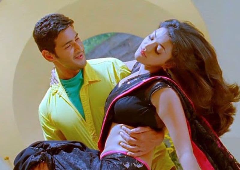 కాజల్ నడుముని చూస్తూ మహేష్ మైమరచిపోయి రొమాన్స్ చేయడం విశేషం. తాజాగా ఈ థ్రో బ్యాక్ ఇంటెన్స్ ,రొమాంటిక్ ఫోటోలు ఇప్పుడు సోషల్ మీడియాలో వైరల్గా మారడం విశేషం.