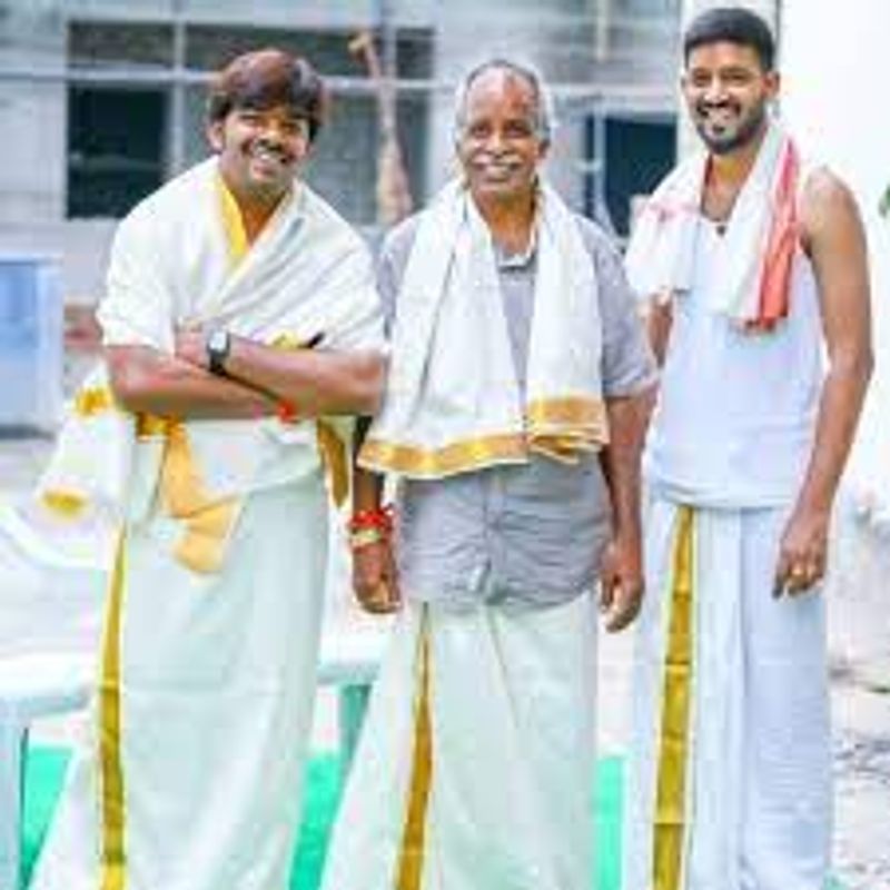 ఇక ఢీ వేడుకపై సుధీర్ అల్లరి వీర లెవెల్ అని చెప్పాలి. యాంకర్ ప్రదీప్, హైపర్ ఆది, సుధీర్ ఆ షోకి ప్రత్యేక ఆకర్షణ కాగా అత్యధిక టీఆర్పీ రేటుతో దూసుకుపోతుంది. తనని తాను డీఫేమ్ చేసుకొని, తక్కువ చేసుకొని, ఎదుటివాళ్ళ పంచ్ లను ఒప్పుకుంటూ కామెడీ చేయడం సుధీర్ కే చెల్లింది.