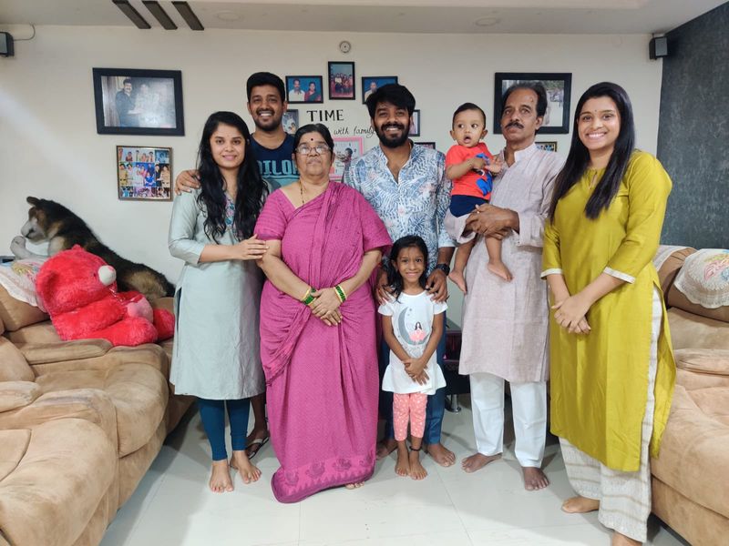 ముక్కు మొహం తెలియని కమెడియన్ నుండి వెండితెరపై హీరోగా ఎదిగిన సుధీర్ ప్రస్థానం చాలా మందిలో స్ఫూర్తి నింపుతుంది. జబర్దస్త్ వేదిక ద్వారా బుల్లితెరకు పరిచయమైన సుధీర్ మోస్ట్ వాంటెడ్ ఆర్టిస్ట్ గా మారిపోయారు.